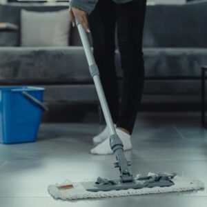 Tips Mengepel Lantai yang Bersih dan Wangi bagi Cleaner Pemula