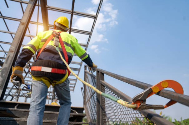 penting mengecek ganda alat pada Rope Access