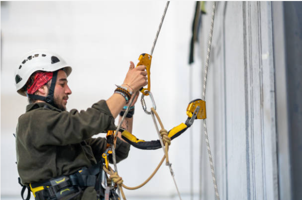 penting mengecek ganda alat pada Rope Access